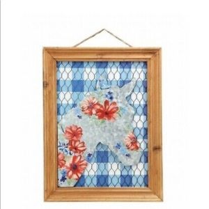 The Pioneer Woman chicken wire metal horse sign